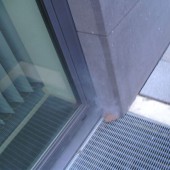 Nebelaustritt am Fensterrahmen außen