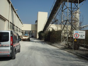 Gipsfabrik mit Leckage an Trinkwasserrohren